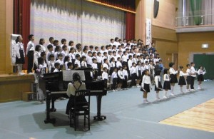 全校合唱予行 (28)